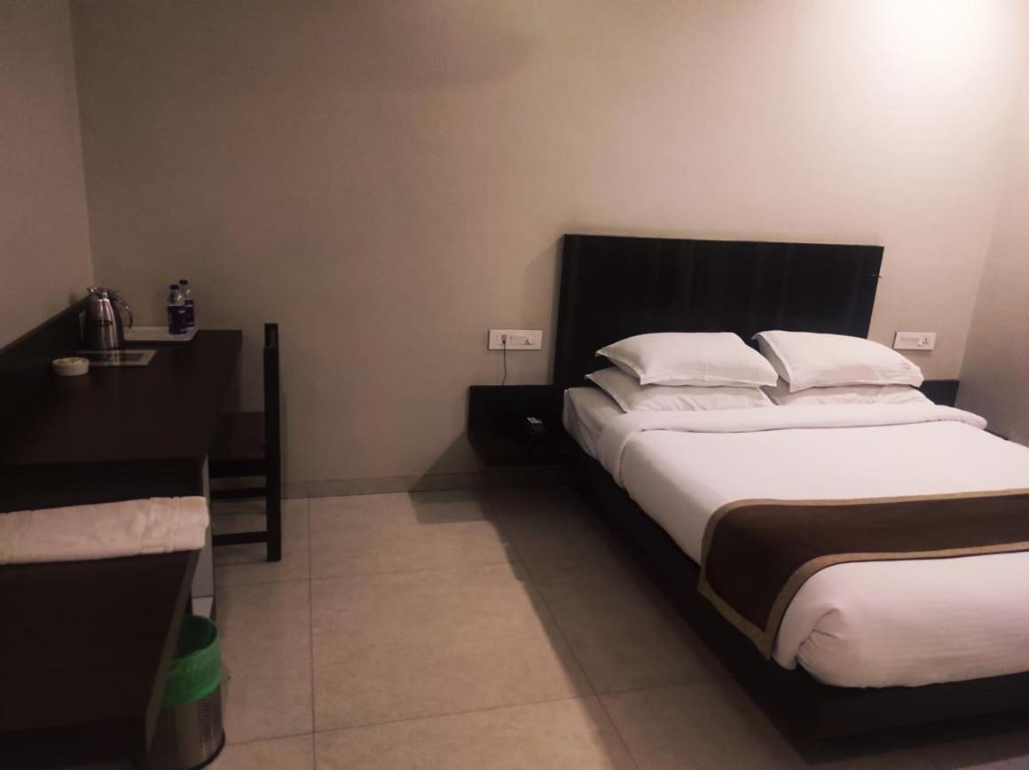 Hotel Rasika Kolhapur Bagian luar foto