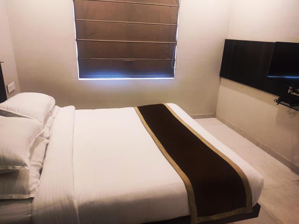 Hotel Rasika Kolhapur Bagian luar foto