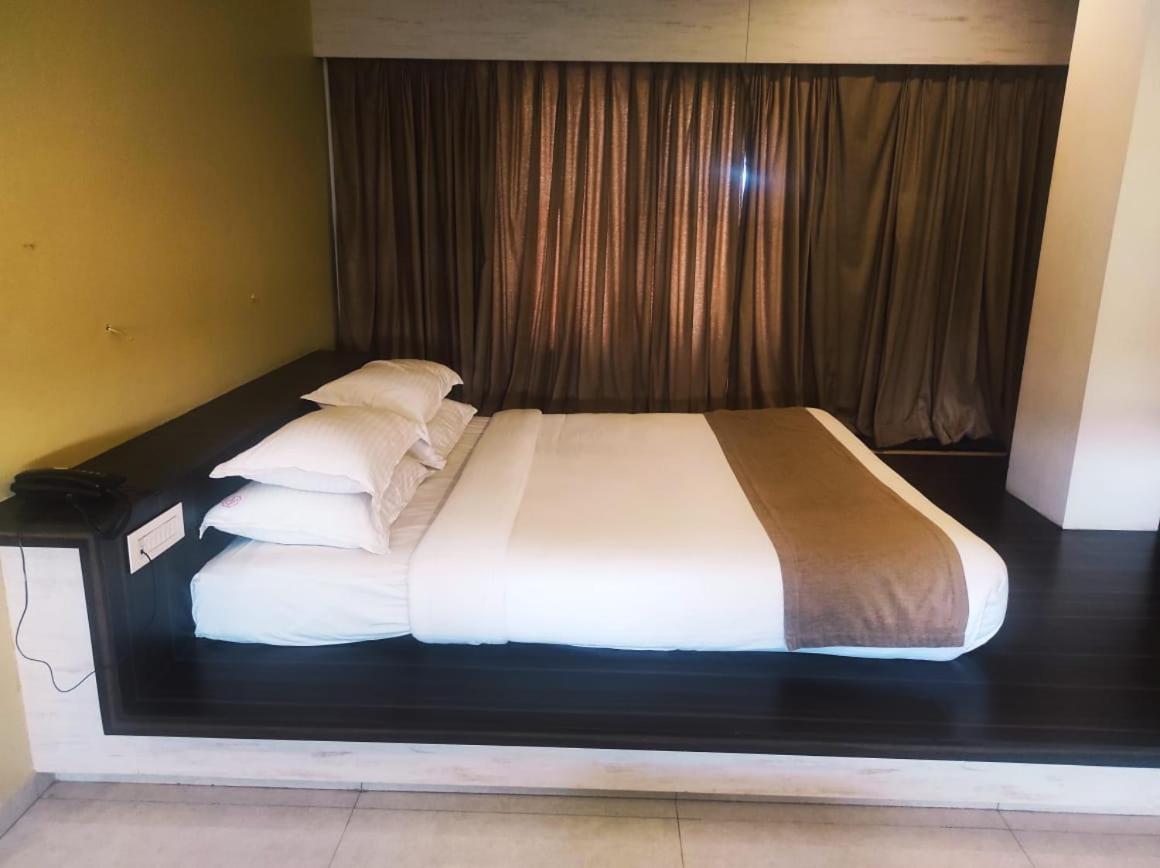 Hotel Rasika Kolhapur Bagian luar foto