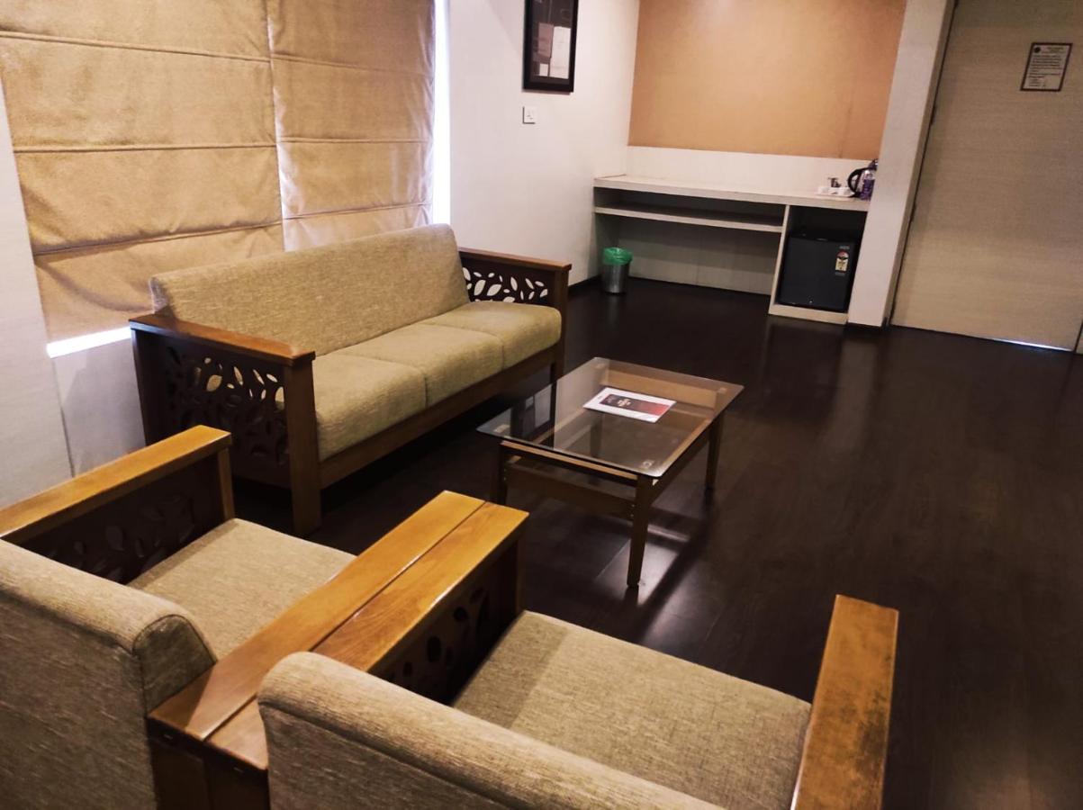 Hotel Rasika Kolhapur Bagian luar foto