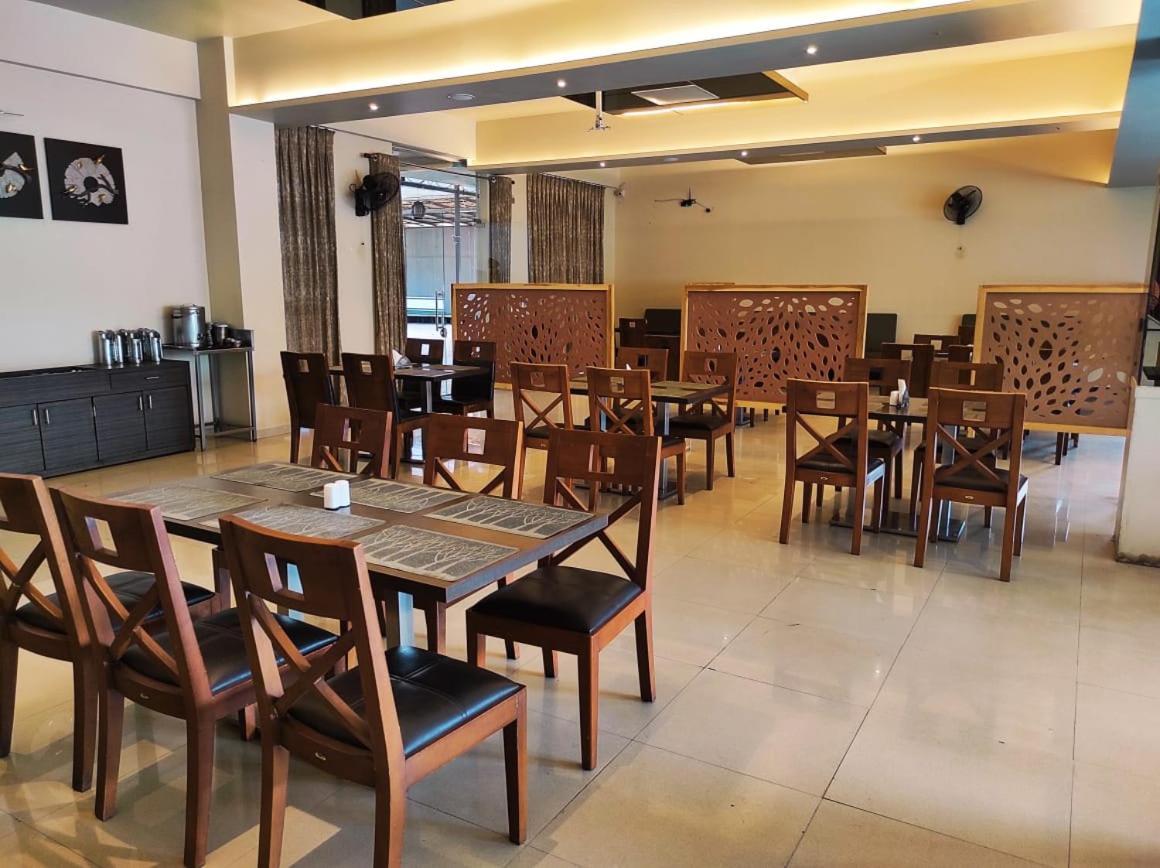 Hotel Rasika Kolhapur Bagian luar foto