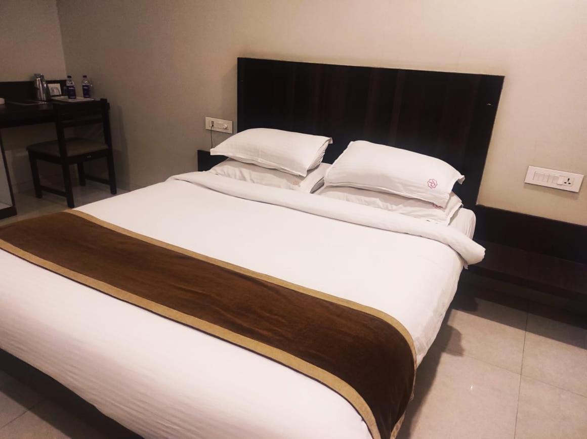 Hotel Rasika Kolhapur Bagian luar foto