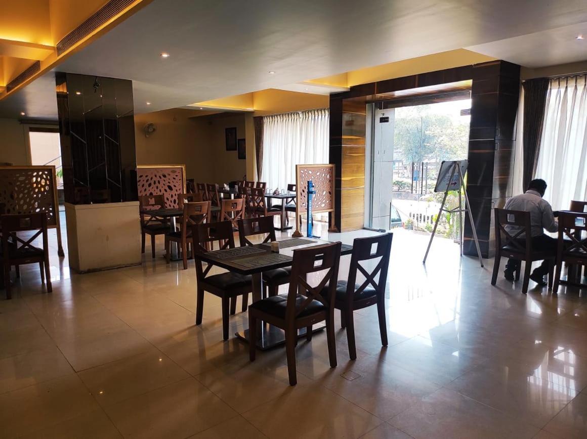 Hotel Rasika Kolhapur Bagian luar foto