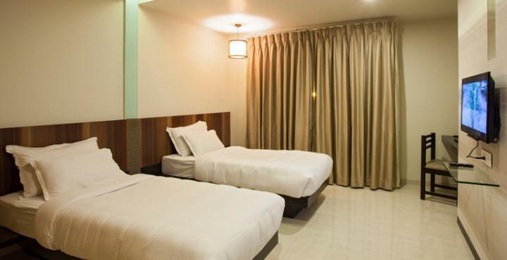 Hotel Rasika Kolhapur Bagian luar foto