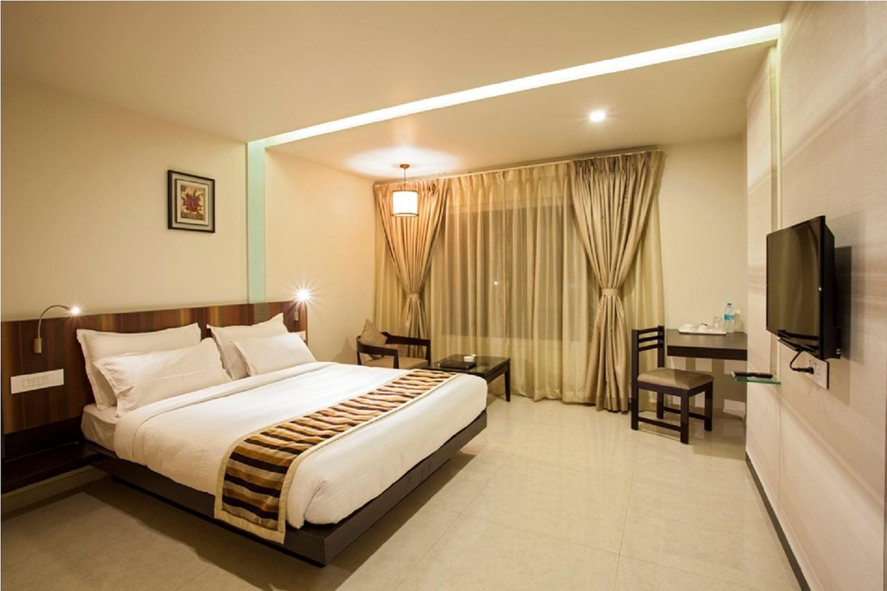 Hotel Rasika Kolhapur Bagian luar foto