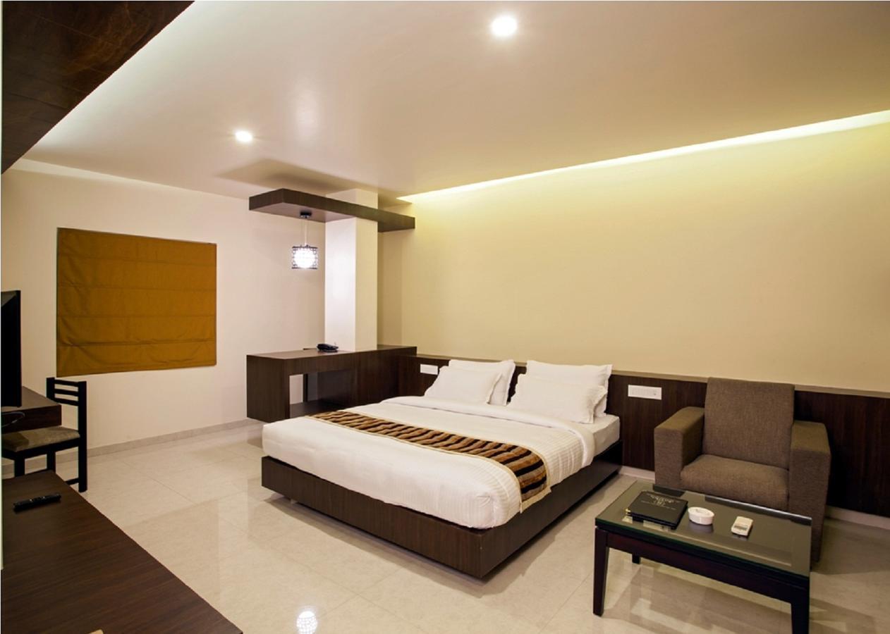 Hotel Rasika Kolhapur Bagian luar foto