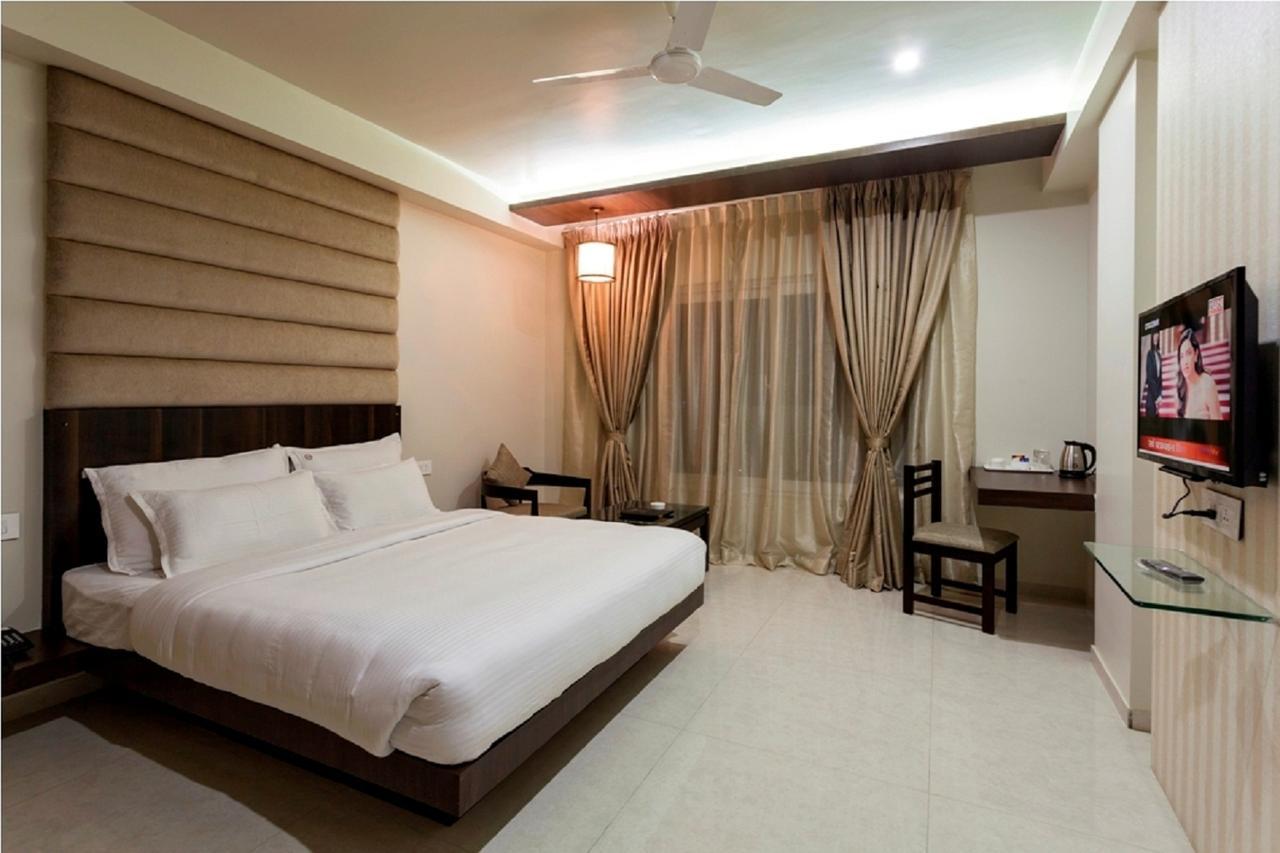 Hotel Rasika Kolhapur Bagian luar foto